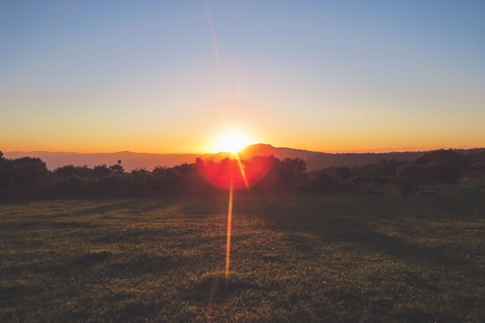 Un coucher de soleil dans la campagne.