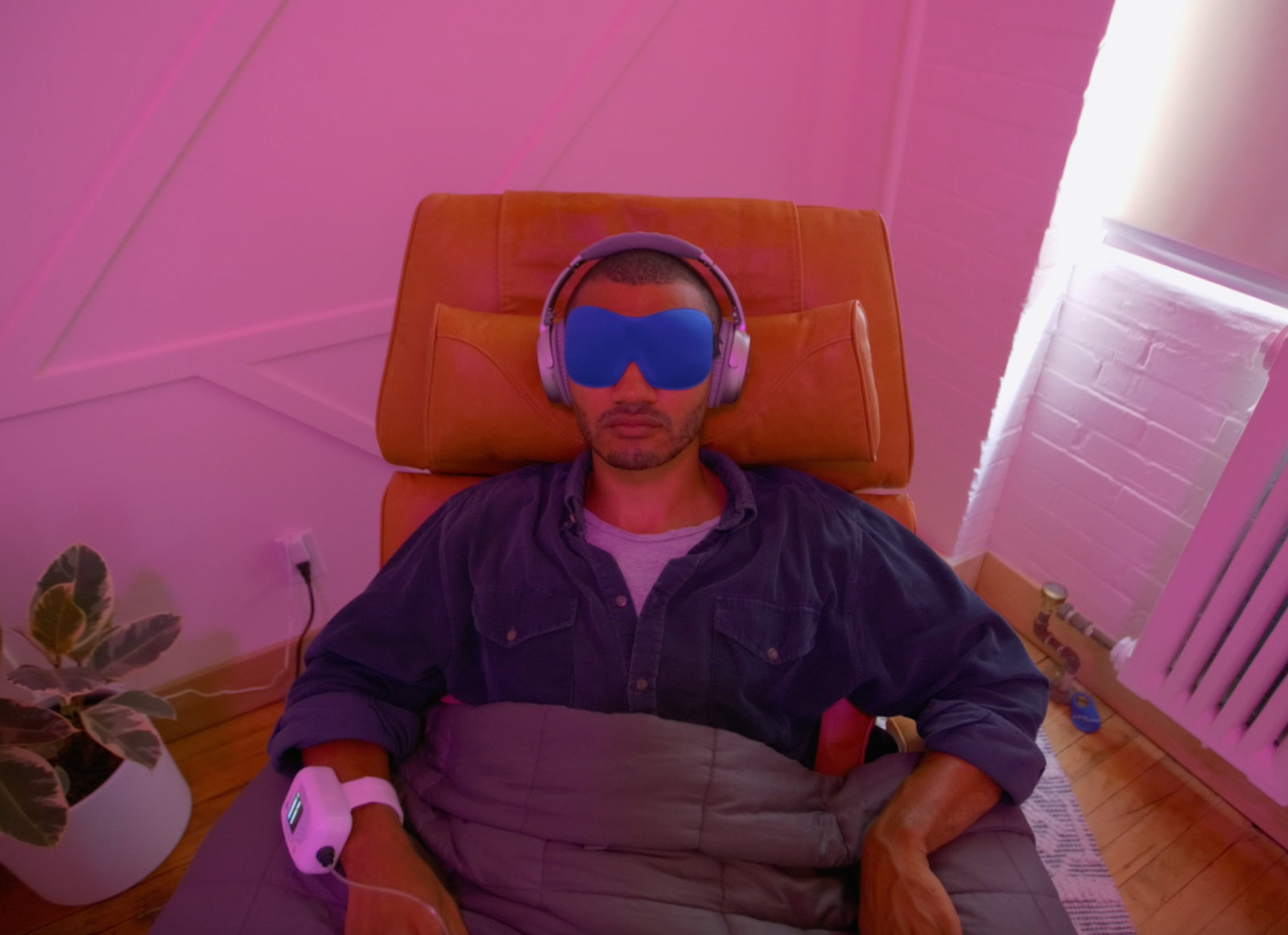 Homme recevant un traitement à la kétamine, portant un masque oculaire et un casque anti-bruit.